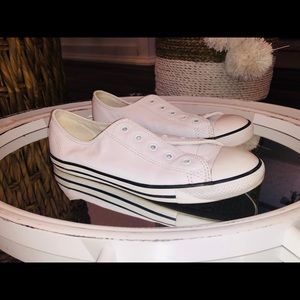Converse leather like new needs shoe strings
